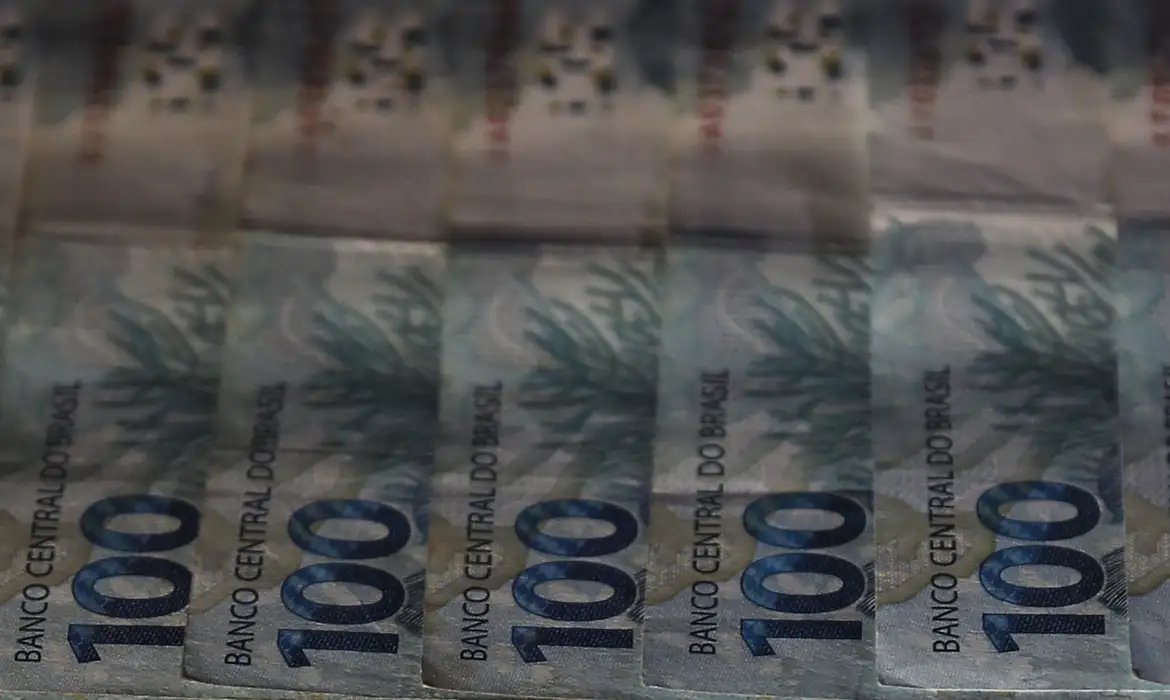 Redução de impostos e equilíbrio fiscal são prioridades, aponta CNI