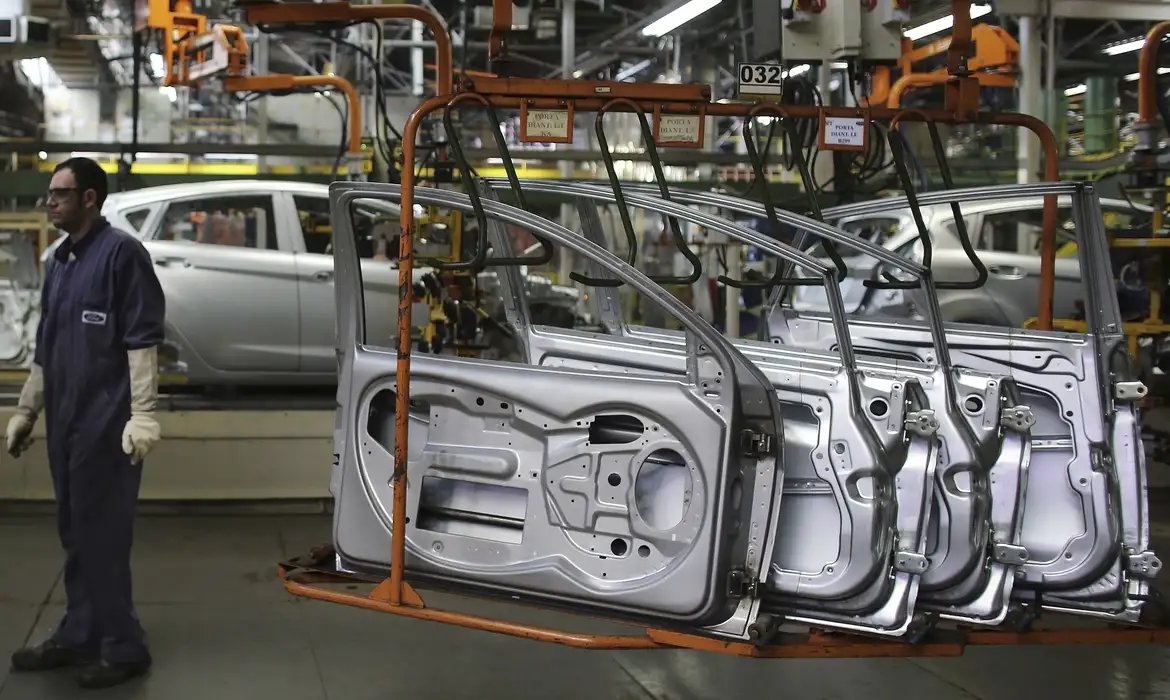 Indústria nacional varia 0,1% em março e acumula alta de 3,1% em 2026