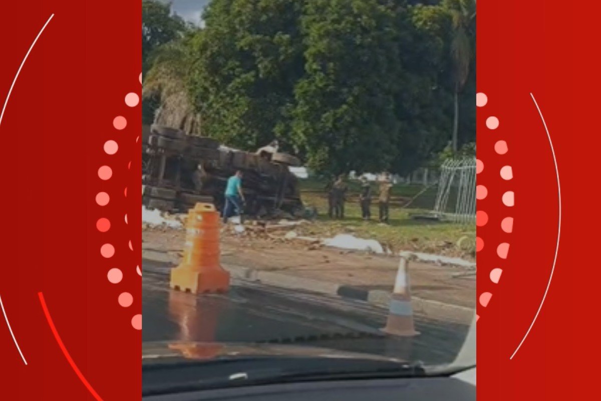 Caminhão derruba muro e semáforo, e tomba no gramado de Batalhão do Exército em Cuiabá