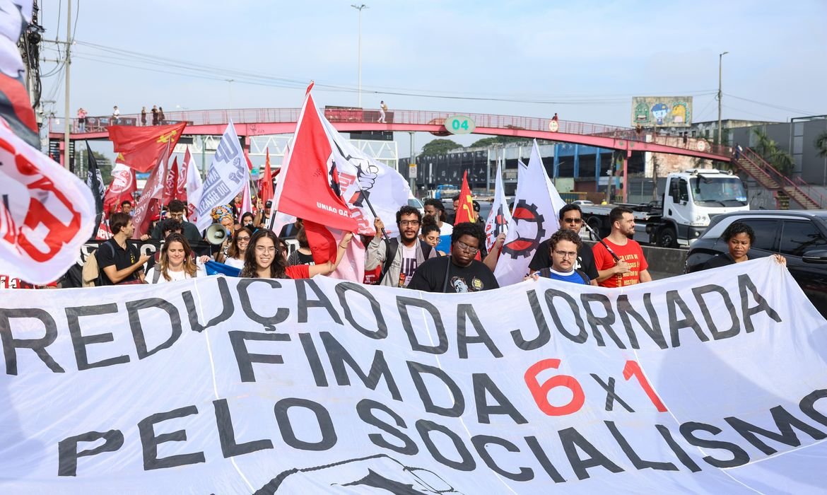 Ato no Rio abre mobilização para pressionar Senado pelo fim da 6x1