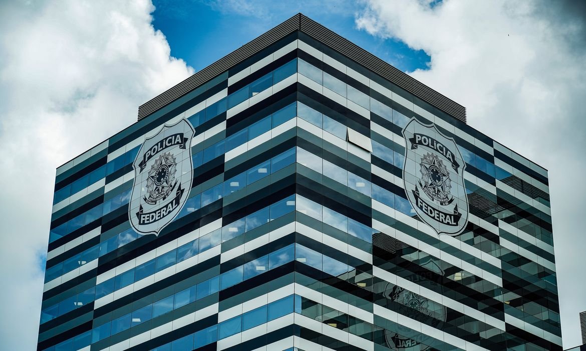 PF cumpre mandados de busca sobre fraude em licitação em São Sebastião