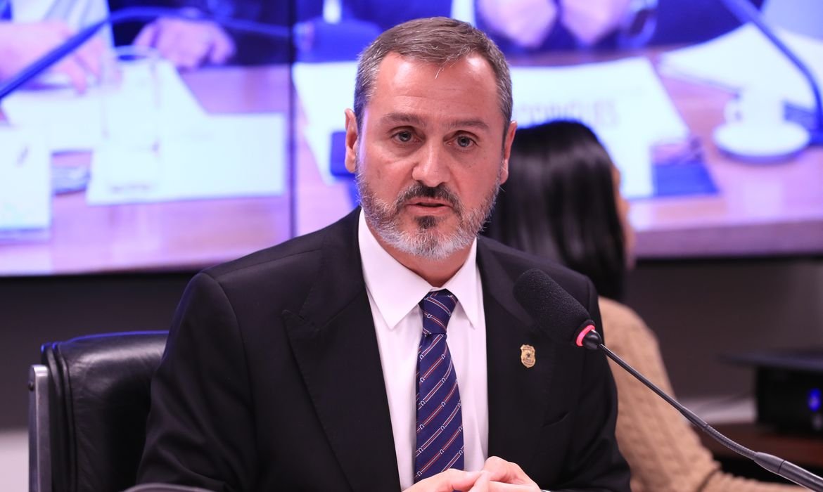 Dino determina reintegração de Andrei Rodrigues no comando da PF 