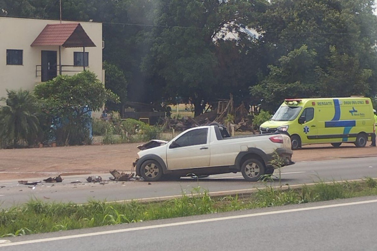 Motorista e passageiro ficam feridos após batida de frente contra carreta na BR-163 em MT